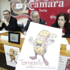 Moreno, Frías y Martínez tras la ‘mascota’ de Torrezno de Soria.-LUIS ÁNGEL TEJEDOR