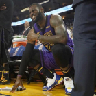 LeBron James, de los Lakers, se muestra dolorido en el banquillo del equipo de Los Ángeles-TONY AVELAR
