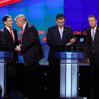 Trump saluda a Rubio (izquierda) al final del debate, junto a Ted Cruz y John Kasich, anoche en Florida.-AFP / JOE RAEDLE
