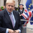 El candidato conservador a liderar el Partido Conservador Boris Johnson el martes tras llegar a la sede de la BBC en Londres.-EFE / FACUNDO ARRIZABALAGA