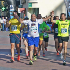 Las dos leyendas del atletismo soriano, Fermín Cacho y Abel Antón, cruzan juntos la línea de meta de la 5K.-MARIO TEJEDOR