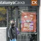 Ofertas de crédito al consumo en una oficina de CatalunyaCaixa de Barcelona.-JOAN PUIG