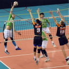 Manu Salvador remata en la reciente semifinal de Copa ante Teruel.-RFEVB