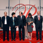 El presidente de la Junta, Juan Vicente Herrera, posa con los galardonados con los Premios Castilla y León 2014-Ical