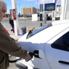 Un conductor repostando en una gasolinera soriana. / V.G. -