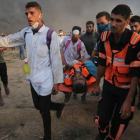 Personal sanitario palestino trasladan a un manifestante herido durante los enfrentamientos con las fuerzas israelís al este de la ciudad de Gaza.-SAID KHATIB (AFP)