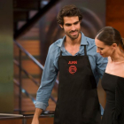 Juan Betancourt y Eva González, en la edición de este martes de Masterchef Celebrity, concurso gastronómico de TVE-1.-EL PERIÓDICO