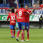 Julio Alvarez celebra con Juanjo el tercer gol numantino. / ÁLVARO MARTÍNEZ-