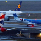 Avión de Flybmi entre uno de British Airwyas y otro de Lufthansa en el aeropuerto de Múnich.-EL PERIÓDICO