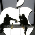Operarios colocan un logo de Apple en una de las sedes de la compañía.-Foto: REUTERS