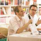 Andreu Missé, entre Milagros P.Oliva y Antoni Garrido, en al librería +Bernat, el lunes.-ANDREA BOSCH