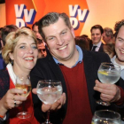 Miembros del equipo de Rutte celebran su victoria en las elecciones.-AP / PATRICK POST