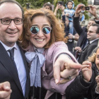El presidente Hollande saluda a miembros de la comunidad franco-armenia durante la ceremonia con motivo del 120 aniversario del genocidio armenio de 1915, en París, el 24 de abril.-CHRISTOPHE PETIT TESSON