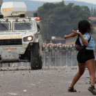 Venezolanos se enfrentan a los Policias de la Guardia Nacional en la frontera entre Pacaraima  Brasil  y Venezuela.-EFE
