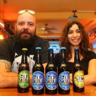 Los creadores de la cerveza artesana 'Old Skull', Roberto Prieto y Pamela Coelho, junto a su nueva creación de cerveza negra.-César Sánchez / ICAL