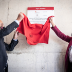 Antonio Largo y Rocío Lucas descubren la placa conmemorativa en el Campus.-Gonzalo Monteseguro