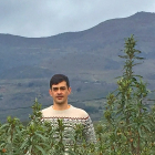 El biólogo Ciro Cabal, rodeado de plantas. EL MUNDO