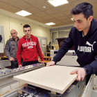 Colocación de un tablero en una máquina de precisión.-MARIO TEJEDOR