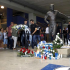 Aficionados del Espanyol desfilan por la puerta 21 para rendir su homenaje a Jarque.-RCD ESPANYOL