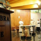 Los fieles continúan arropando a la Iglesia católica en tiempos de crisis. / VALENTÍN GUISANDE-