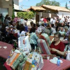 La plaza, tomada por las encajeras y numerosos asistentes.-REPORTAJE GRÁFICO: T.C.