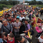 Ciudadanos venezolanos cruzan el puente internacional Simón Bolívar desde San Antonio del Tachira, en Venezuela, hacia Colombia, el 10 de febrero.-/ AFP / GEORGE CASTELLANOS