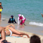 Mujeres con 'burkini' en una playa del sur de Francia, el lunes.-EFE