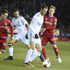 Dani Nieto y Larrea presionan a Bale, con el balón, durante el partido del pasado jueves en Los Pajaritos entre el Numancia y el Real Madrid.-VALENTÍN GUISANDE