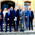 Foto de familia de la delegación checa con el presidente de la Diputación en el Palacio Provincial.-HDS