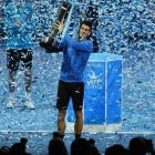 Djokovic recibe el trofeo de maestros rodeado de confeti.-REUTERS / TONY O'BRIEN LIVEPIC