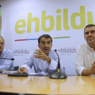 El candidato a lehendakari de EH Bildu, Arnaldo Otegi (d), y los abogados Iñigo Iruín (c) y Adolfo Araiz (i), la semana pasada durante la rueda de prensa.-EFE