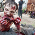 Uno de los zombis de la serie The walking dead, devorando a una de sus víctimas.-EL PERIÓDICO