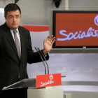 El portavoz del PSOE en el Senado, Óscar López, en una rueda de prensa.-JOSÉ LUIS ROCA