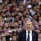Zinedine Zidane durante el Clásico en un Santiago Bernabéu abarrotado.-AFP