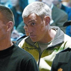 Los etarras Igor Portu (izquierda) y Mattin Sarasola, durante el juicio por el atentado de la T-4, en la Audiencia Nacional, en mayo.-/ ARCHIVO / EFE