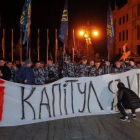Nacionalistas ucranianos protestan contra la firma del acuerdo de Moscú y Kiev sobre el Donbás, este martes.-SEGEY DOLZHENKO (EFE)