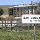 Cartel de acceso a San Leonardo.-DIEGO MAYOR