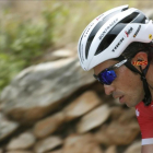 Alberto Contador, en pleno esfuerzo, durante la Vuelta-EFE / JAVIER LIZÓN