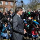 Puigdemont se dirige a los medios tras salir de la cárcel de Neumünster.-EFE / FOCKE STRANGMANN