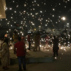 Varias personas lanzan bengalas en la celebración del festival hindú del Diwali, en Dubái (EAU), el 19 de octubre.-REUTERS / SALEH SALEM