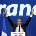 Emmanuel Macron saluda a sus seguidores tras conocer los resultados.-THIBAULT CAMUS