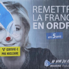 Un cartel electoral de Marine Le Pen en Marsella en el que alguién ha añadido un adhesivo en el que se lee "cretificado: pronuclear".-AP / CLAUDE PARIS
