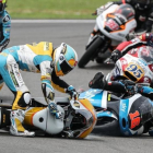 Caida de Juanfran Guevara y Andrea Migno, hoy en los primeros compases del GP de Sepang de Moto3.-ALEJANDRO CERESUELA