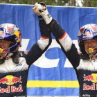 Ogier y su copiloto Ingrassia celebrando el sexto título mundial.-