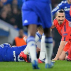 Ibrahimovic, tras cometer falta a Óscar, del Chelsea.-Foto: AFP / GLYN KIRK