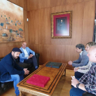 Imagen del encuentro entre el alcalde de León y miembros de Soria Ya, Teruel Existe y León Ruge. HDS