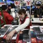 Cajas de la Nintendo Switch, en una tienda de electrónica de Tokio (Japón).-FRANCK ROBICHON / EFE