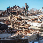 Los servicios de rescate buscan víctimas entre los escombros en la isla de Lombok.-STR (EFE)
