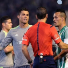 Cristiano Ronaldo protesta al árbitro Martínez Munuera durante el partido contra el Betis.-AFP / CRISTINA QUICLER