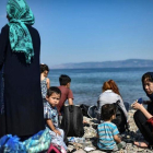 Inmigrantes tras haber cruzado el mar Egeo para llegar a Grecia desde Turquía.-ARIS MESSINIS (AFP)